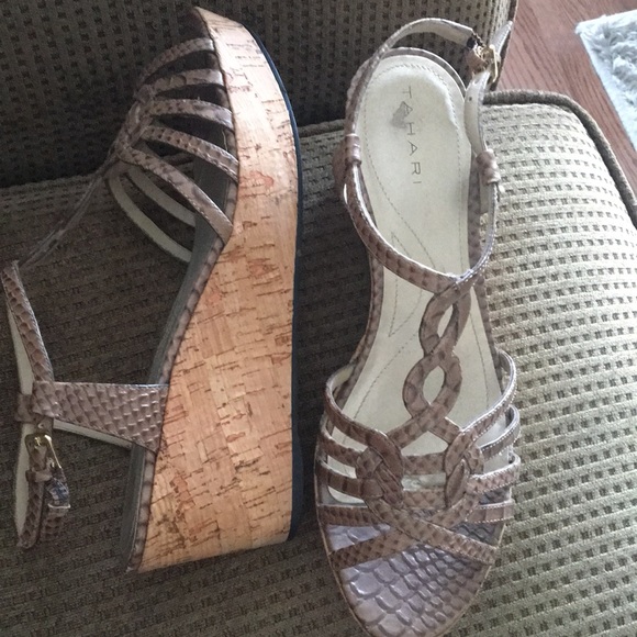 tahari sandals